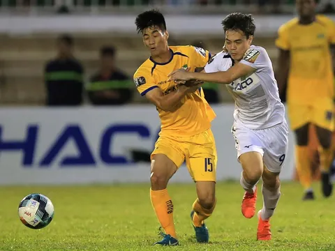 Văn Toàn vùng vẫy trên hàng công, HAGL trong nỗi nhớ Chevaughn Walsh