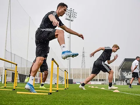 Vắng HLV Sarri, dàn sao Juventus vẫn miệt mài tập luyện