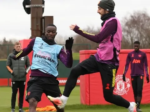 Vào bóng với Bailly, Fernandes khiến fan 'hết hồn'