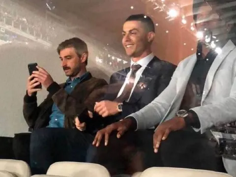 Về Bernabeu xem El Clasico, Ronaldo có hành động lạ khiến CĐV Real phát sốt