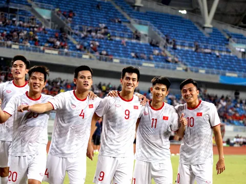 Chùm ảnh: Tiến Linh xuất sắc, thầy Park cảm động tri ân Guus Hiddink
