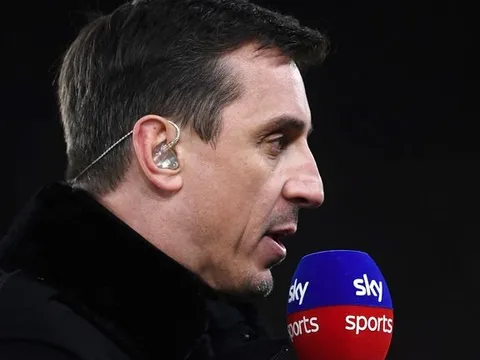 Ra tay nghĩa hiệp, Gary Neville làm điều khiến phần còn lại phải ngước nhìn