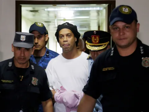 Vì COVID-19, Ronaldinho nhận thêm tin không vui trong nhà tù Paraguay