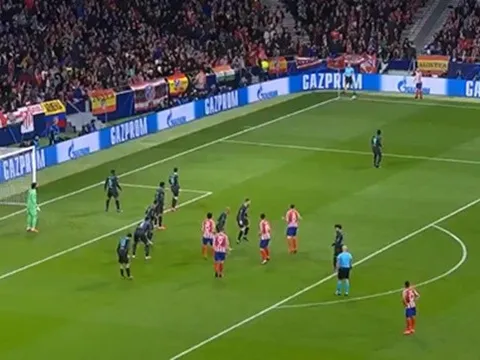 Vì sao Liverpool để thua trong tình huống '8 chọi 4'?