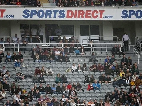 Vì sao trận Newcastle - Arsenal thưa thớt người hâm mộ?