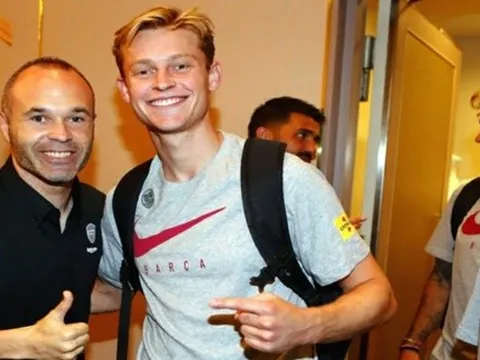 Video Barcelona đến Kobe, đoàn tụ Iniesta
