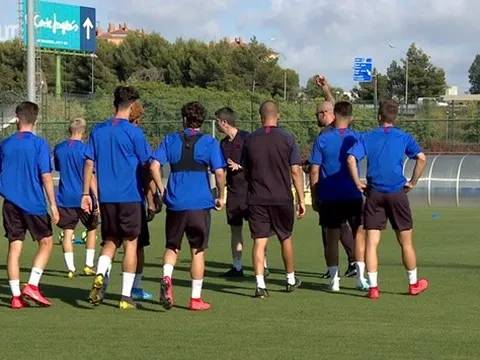 Video buổi huấn luyện đầu tiên của Victor Valdes với U19 Barcelona