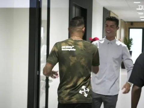 Video Danilo gặp gỡ đồng đội mới tại Juventus