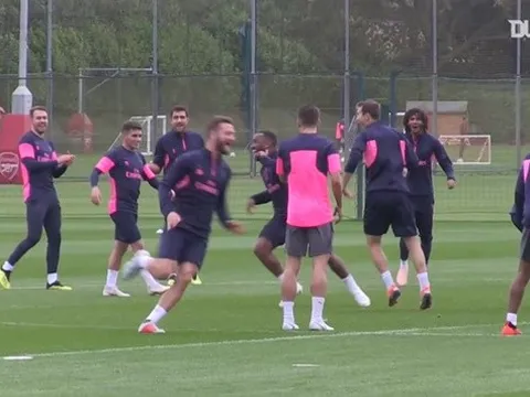 Video Mustafi xỏ háng Aubameyang trong buổi tập của Arsenal