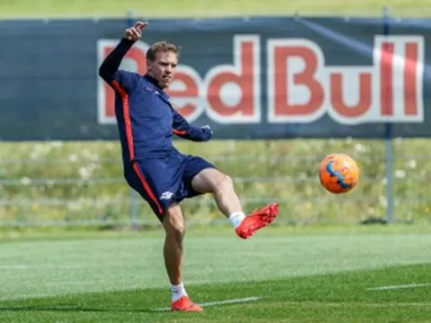 Video tân HLV Leipzig lập siêu phẩm trên sân tập