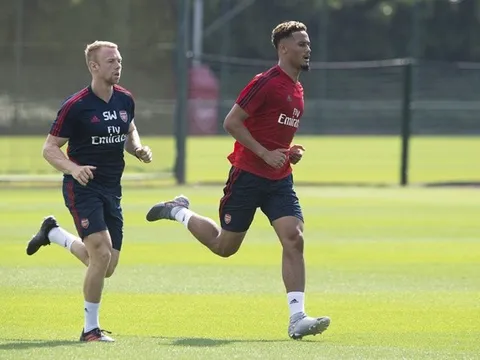 Video William Saliba tập luyện buổi đầu ở London Colney