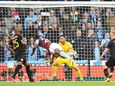 Gary Neville: "Pep đã phồng má lên, ông ấy không tin nổi điều đó"