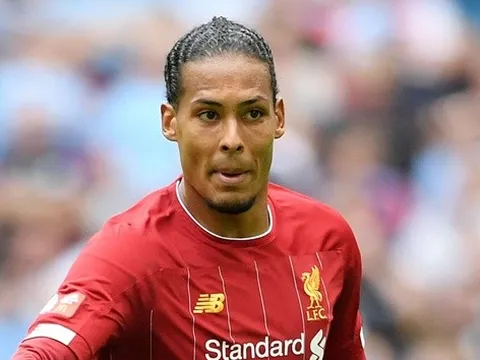 CĐV Liverpool: 'Chả ai trong số họ có thể lôi kéo được Van Dijk'