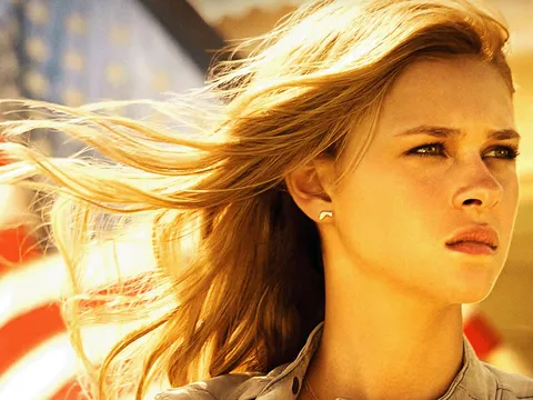 Vợ chồng Beckham bí mật tổ chức lễ cưới cho con trai với nữ diễn viên Transformers