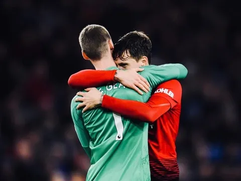 De Gea 'tình tứ' quá mức, 'bạn đời' Lindelof lo lắng ra mặt