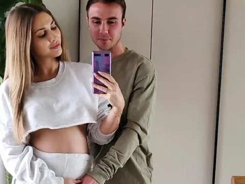 Vợ xinh đẹp của Mario Gotze mô tả cảm giác lần đầu tiên mang thai