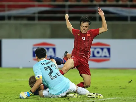 Văn Toàn nói gì sau tình huống không thể "xé lưới" Thái Lan?