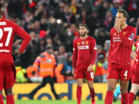 Vừa bị loại, đại họa lại ập đầu Liverpool ở Premier League