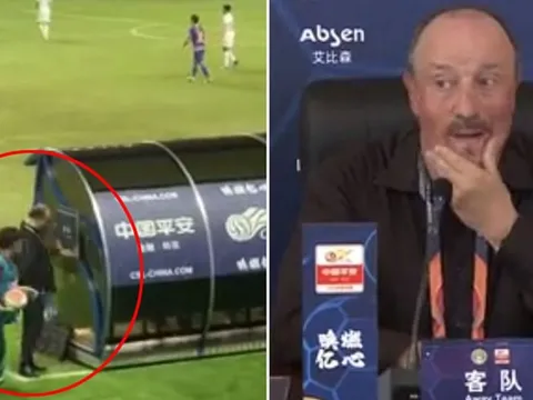 Vua đấu Cúp nổi quạu, không thèm nhìn học trò thi đấu