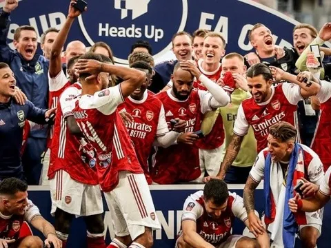 Vừa đoạt cúp, Aubameyang đã làm rơi khiến đồng đội hốt hoảng