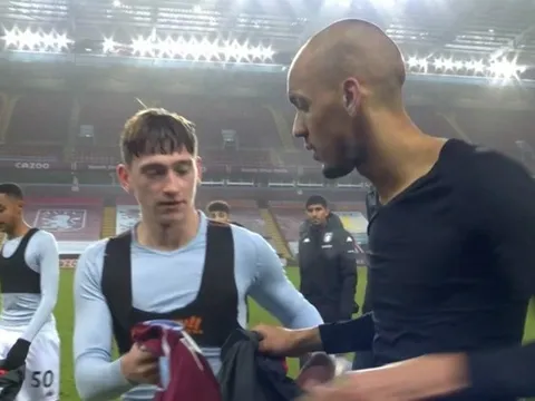 Vừa đổi áo với Fabinho, sao phá lưới Liverpool đã xin lại