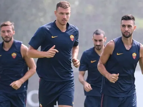 Vừa gia hạn hợp đồng, cựu sao Man City cười tươi trên sân tập