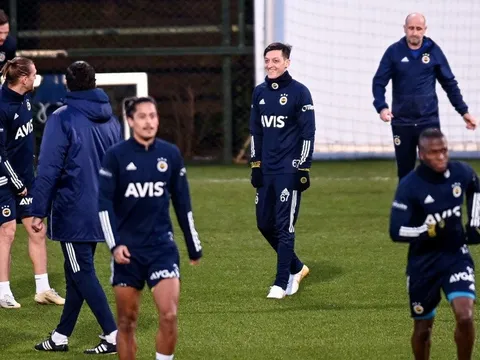 Vừa rời Arsenal, Ozil có lần đầu đầy lạ lẫm ở đội bóng mới