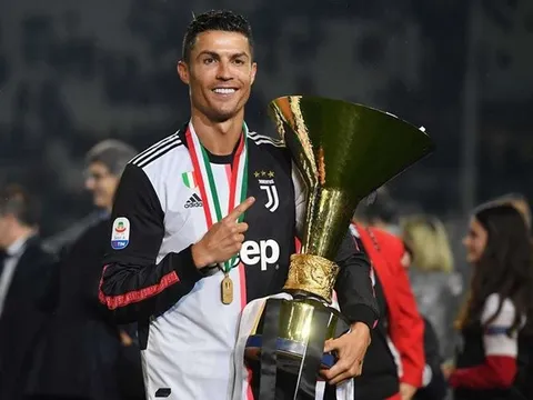 Vừa tới Juventus, Sarri "chào hàng" Ronaldo bằng cách độc lạ thường