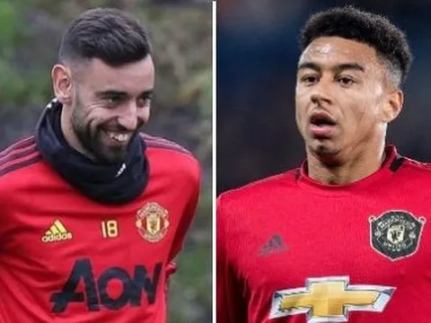 Vừa vào sân, Bruno Fernandes đã tiến đến Lingard làm ngay 1 chuyện