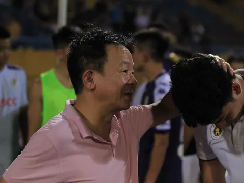 Vùi dập Thanh Hóa không thương tiếc, bầu Hiển xuống sân động viên các "con cưng"