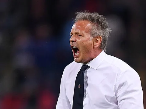 Vượt qua bạo bệnh, người hùng của Bologna quay lại băng ghế chỉ đạo