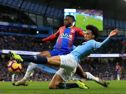 Chỉ một người qua mặt Wan-Bissaka 2 lần, và đó là ác mộng của Van Dijk