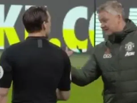 Man United bị tước 11m, Ole tranh cãi thẳng với trọng tài