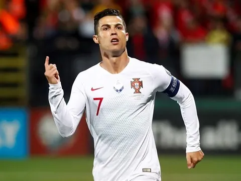 Fan cuồng quỳ lạy trong ngày Ronaldo lập kỷ lục