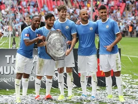 CĐV Liverpool phản ứng thế nào khi Van Dijk bị đánh bại