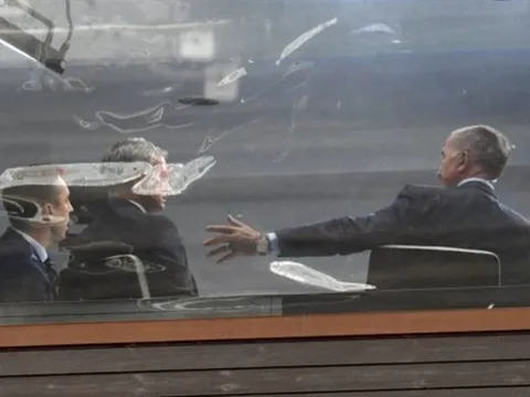 CĐV Man Utd khoe cú ăn ba trong ngày Mourinho trở lại