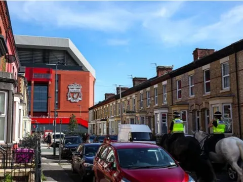 CĐV Liverpool tranh thủ lót dạ trước trận đánh lớn