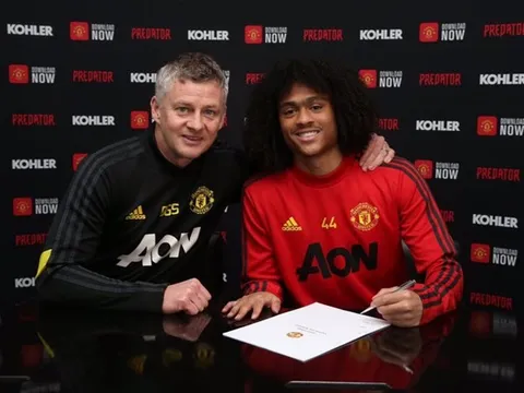 CĐV Man Utd nói gì về pha "bẻ lái" của Tahith Chong?