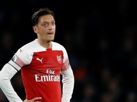 Ozil ở lại, CĐV Arsenal phản ứng thế nào?