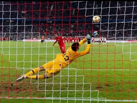 Tottenham bị đem ra chế nhạo với chiếc cúp đầu tiên