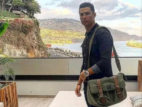 "Cuồng chân", Ronaldo xỏ giày ra sân bất chấp dịch Covid-19