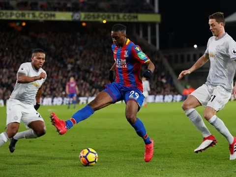 Bom tấn kích nổ, nhưng CĐV Man Utd vẫn "bạo động"