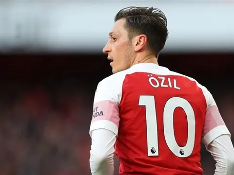 Góc Arsenal: Nhìn Ozil đi, mua "tiểu phù thủy" về rồi lại bỏ xó sao?