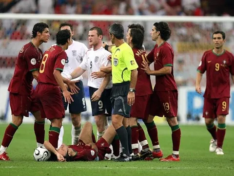 Sau 14 năm, Rooney tiết lộ gây sốc về cú nháy mắt 'để đời' của Ronaldo