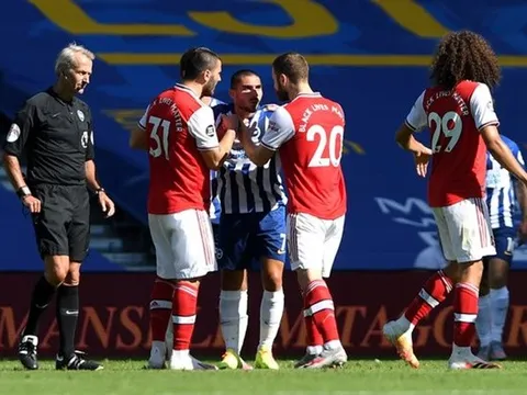 Sao Arsenal 'túm cổ' đối thủ, huyền thoại Ian Wright tuyên bố gây sốc