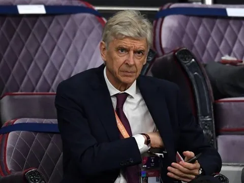 'Wenger rất thông minh. Ông ta đi khỏi đó, trốn tránh và chỉ xem thôi'
