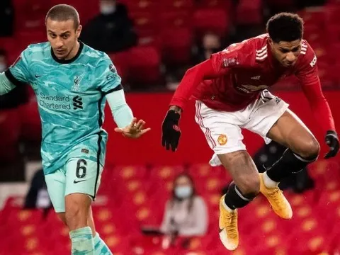 Wijnaldum mờ nhạt, nhưng Liverpool vẫn còn một cái tên tệ hơn trong trận thua M.U