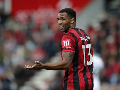 Học trò bị Man Utd 've vãn', HLV phản pháo: 'Thật vô nghĩa'