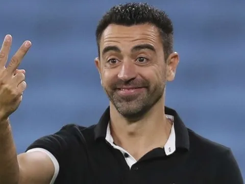 Lần đầu làm HLV, Xavi đã học được tuyệt chiêu 'chiếc giày bay' của Sir Alex