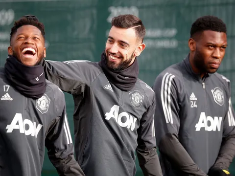 XONG! 3 tân binh có mặt, 2 "báo cô" trở lại đội hình Man Utd